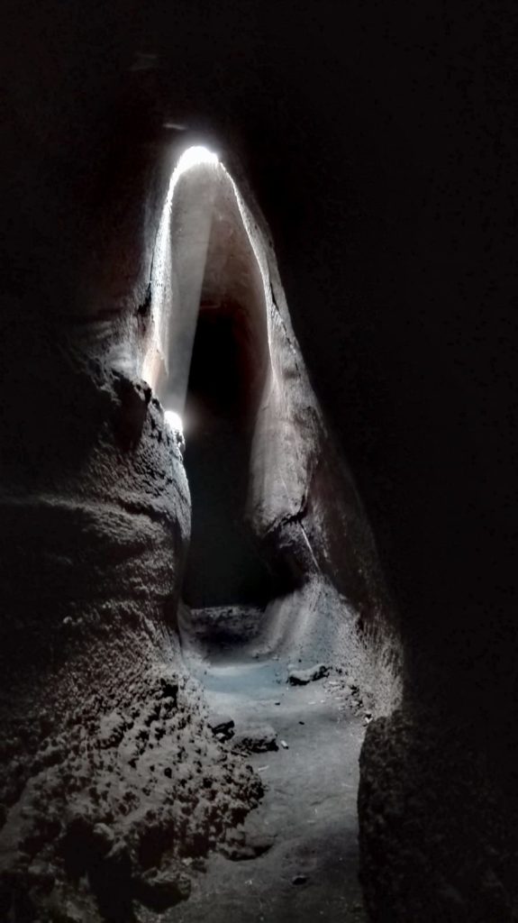 Stupore ed emozione : le grotte di scorrimento lavico etnee